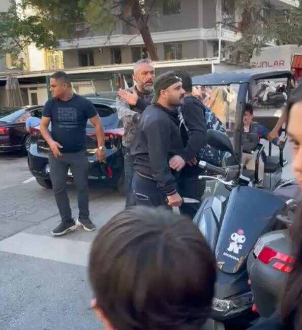 İstanbul’un Kadıköy ilçesinde Erenköy İlkokulu önünde çıkan tartışmada bir veli,