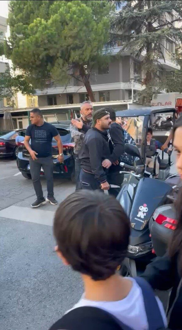 İstanbul’un Kadıköy ilçesinde Erenköy İlkokulu önünde çıkan tartışmada bir veli,