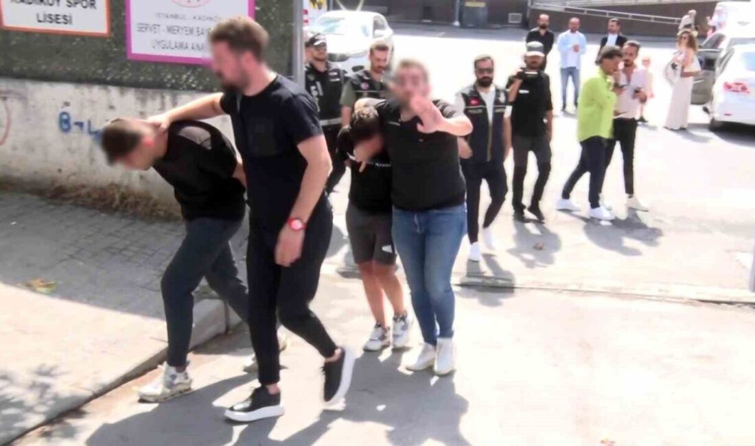 İstanbul’un Kadıköy ilçesinde eğitim öğretim yılının başlamasıyla birlikte polis ekipleri,