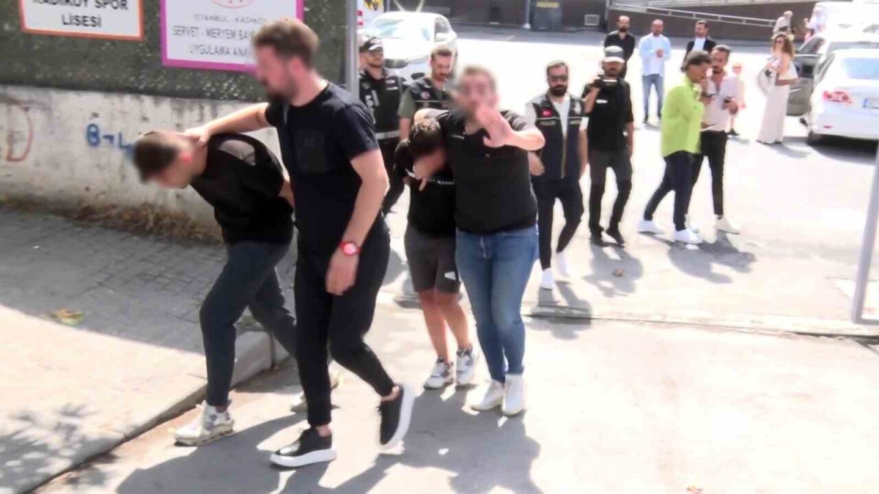 İstanbul’un Kadıköy ilçesinde eğitim öğretim yılının başlamasıyla birlikte polis ekipleri,