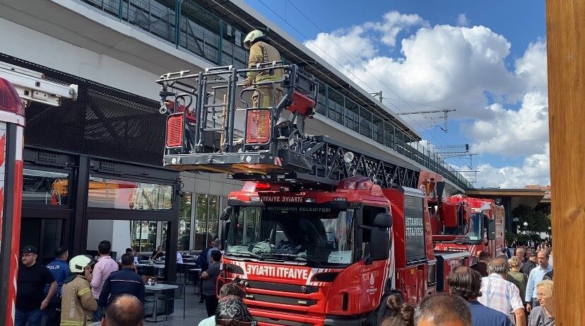 İstanbul’un Kadıköy ilçesinde bir restoranda çıkan baca yangını paniğe neden