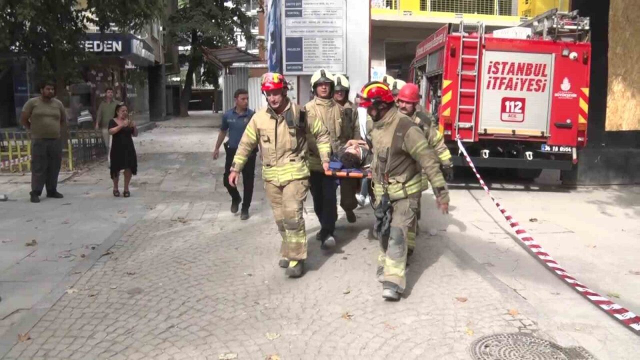 Kadıköy’de bir şantiyede istinat duvarının kayması sonucu 2 işçi yaralandı.