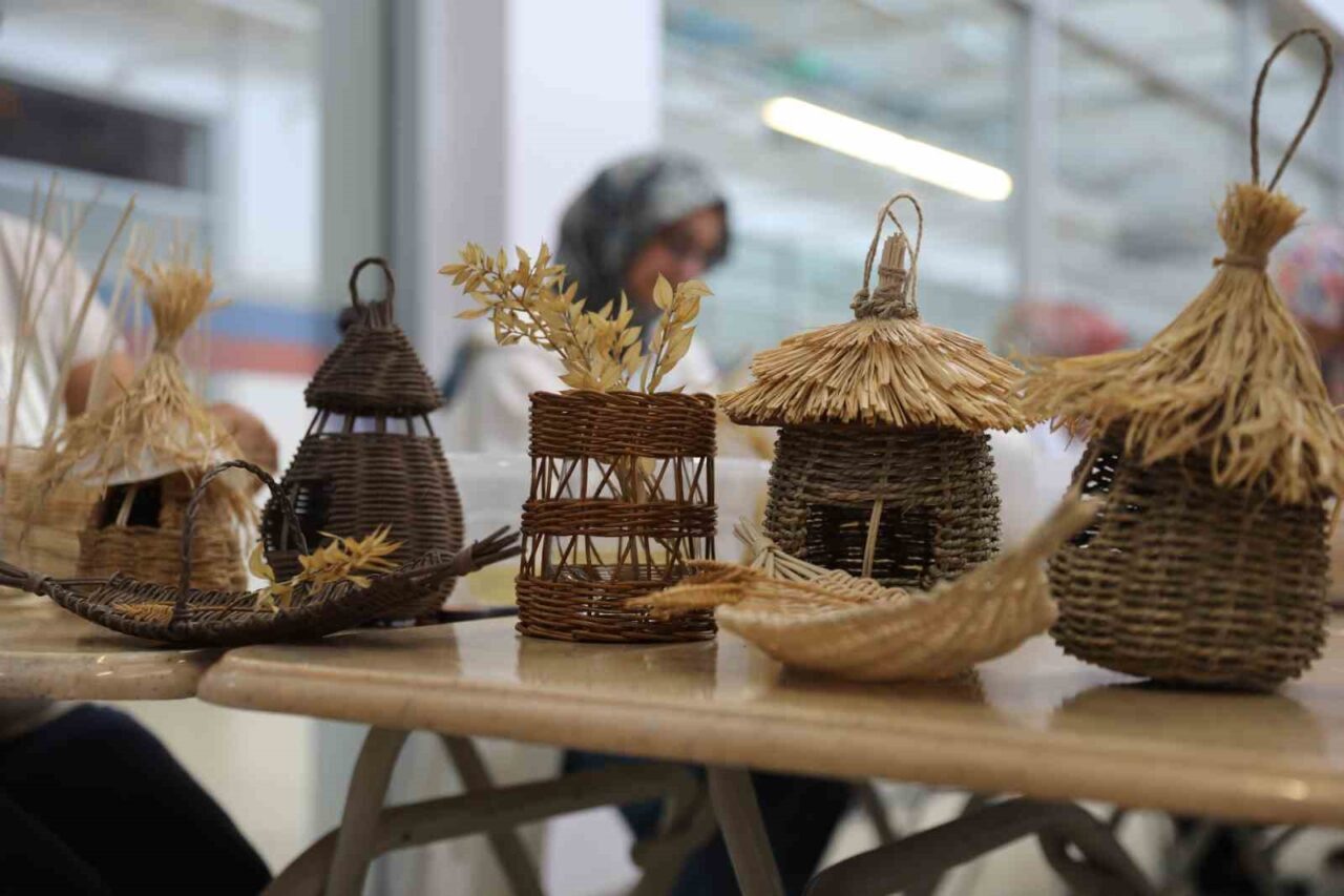 Bursa Büyükşehir Belediyesi, kadın derneklerine yönelik ‘Sepet Örücülüğü’ eğitimi düzenledi.