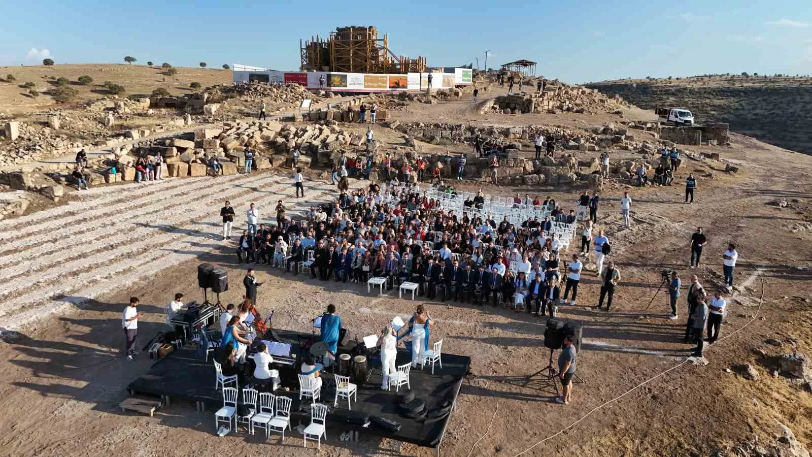 Diyarbakır’ın tarihi mirasının simgelerinden Zerzevan Kalesi’nde kadın müzik topluluğu Allegra