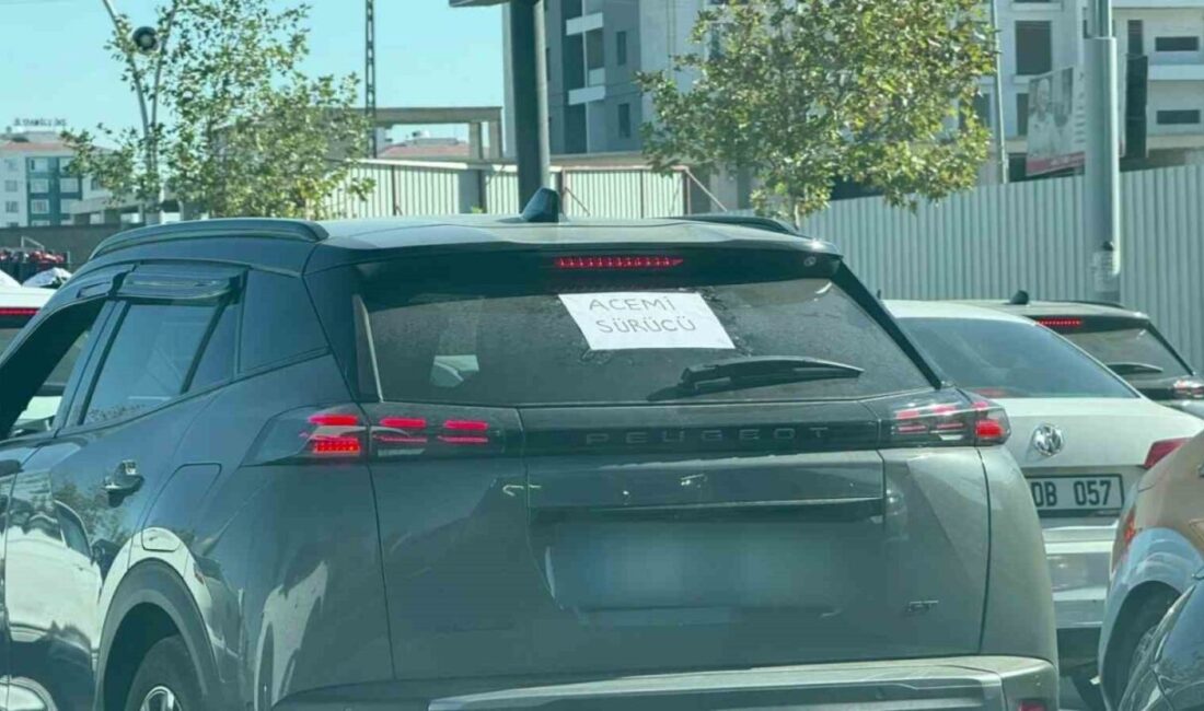Diyarbakır’da trafiğe çıkan kadın sürücü, aracının arka camına ’Acemi sürücü’