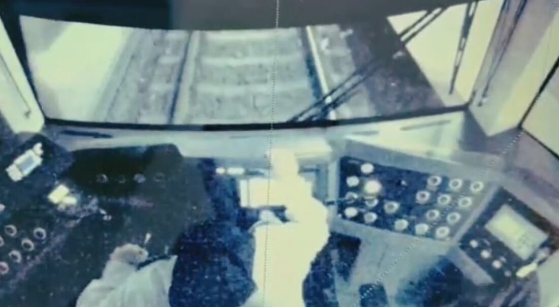 Bursa’da birbirleriyle şakalaşan öğrenci grubunun çarparak raylara düşürdüğü ve vatmanın