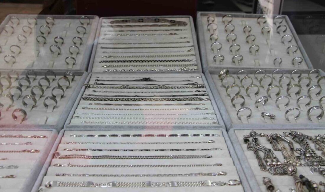 Samsun’un Çarşamba ilçesinde 33 yıldır gümüşçülük yapan Ebubekir Şimşek, gümüşe