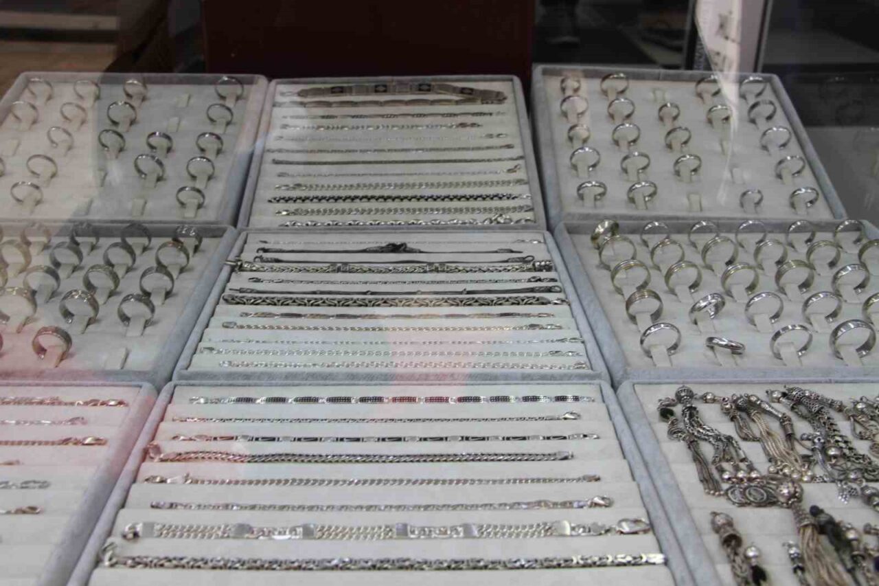 Samsun’un Çarşamba ilçesinde 33 yıldır gümüşçülük yapan Ebubekir Şimşek, gümüşe