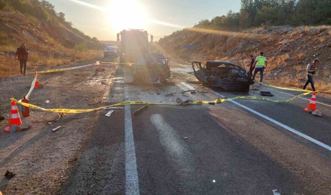 Karabük’ün Eflani ilçesinde kafa kafaya çarpışan iki otomobil alev aldı.
