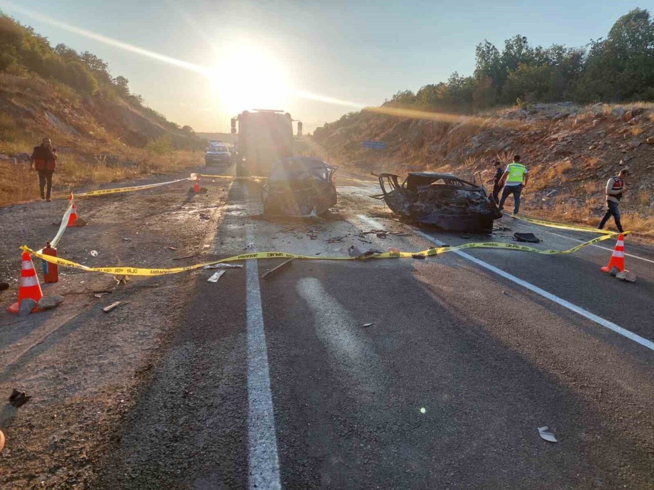 Karabük’ün Eflani ilçesinde kafa kafaya çarpışan iki otomobil alev aldı.