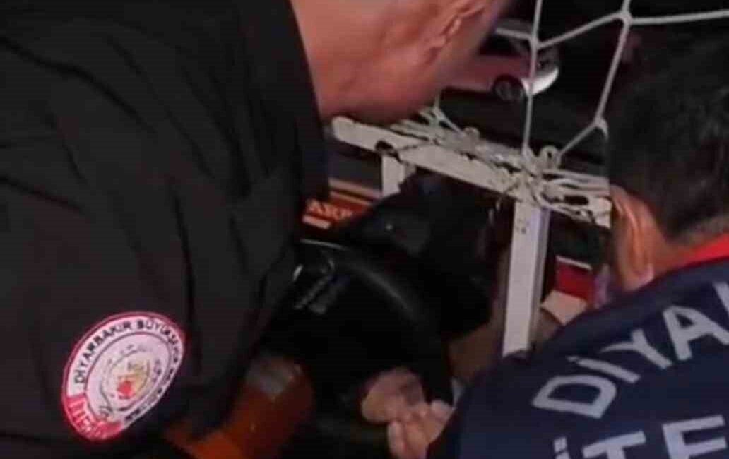 Diyarbakır’ın Silvan ilçesinde kafası balkon korkuluklarına sıkışan çocuk, itfaiye ekiplerince