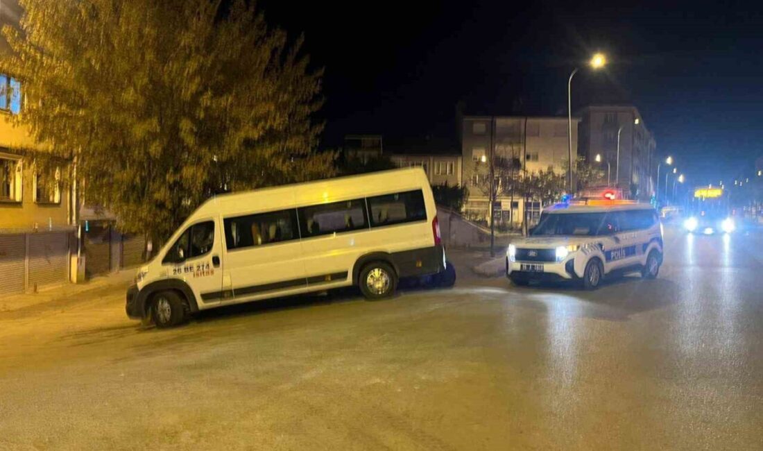 Eskişehir’de kavga ettiği dayısı tarafından taşla vurulan şahıs hastaneye kaldırılırken,