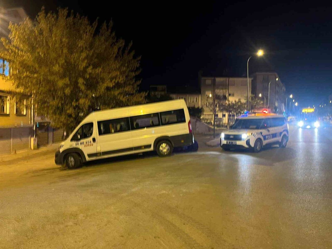 Eskişehir’de kavga ettiği dayısı tarafından taşla vurulan şahıs hastaneye kaldırılırken,