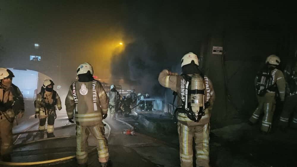 Kağıthane’de gece saatlerinde basım ve koli bandı deposu olarak kullanılan