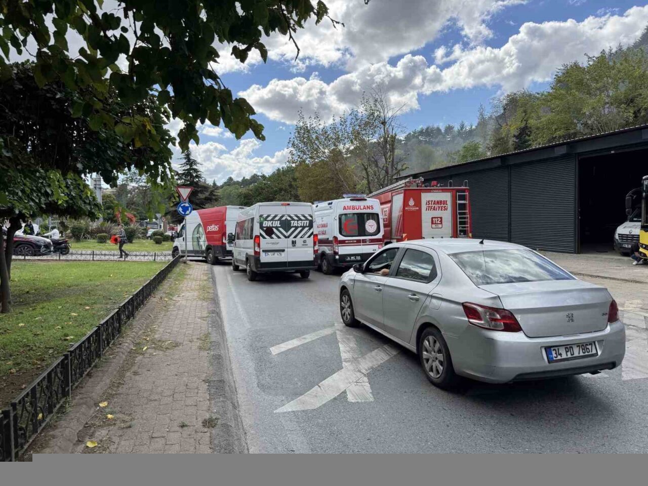 İstanbul’un Kağıthane ilçesinde bulunan ağaçlık alanda henüz bilinmeyen nedenle yangın