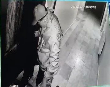 Kahramanmaraş’ın Elbistan ilçesinde bir apartmanda çıkan yangının, güvenlik kamerası görüntülerinin