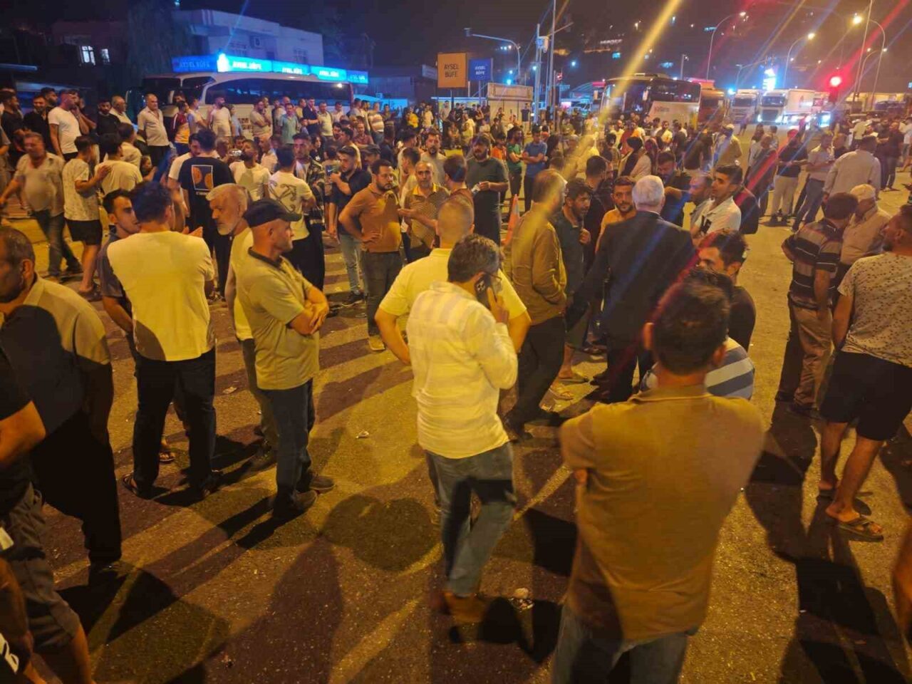 Kahramanmaraş’ta tırın çarptığı 17 yaşındaki çocuk hayatını kaybetti. Vatandaşlar, yolu