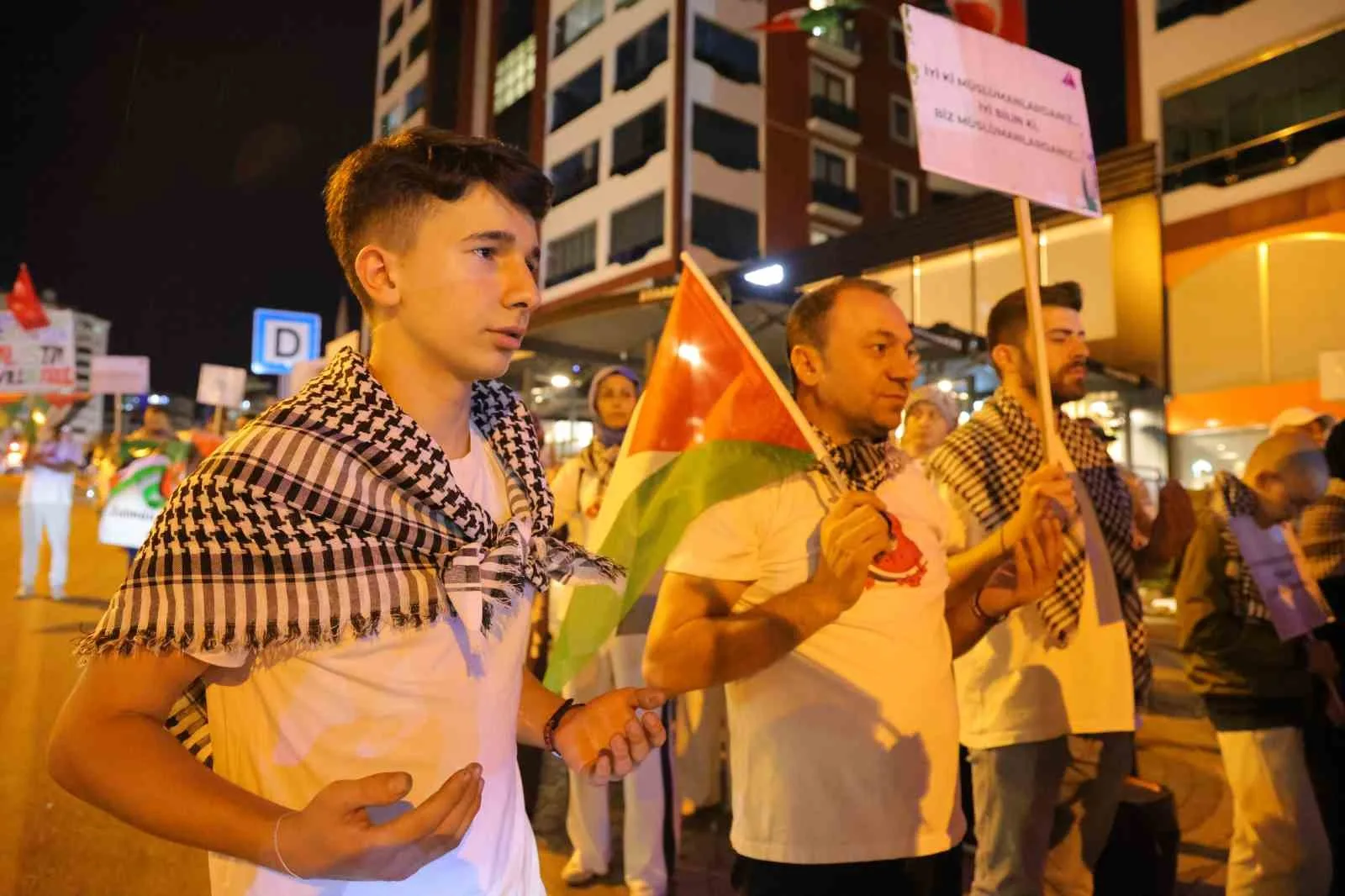 Kahramanmaraş’ta bir grup vatandaş, İsrail’in saldırılarına tepki göstermek ve Filistin’e