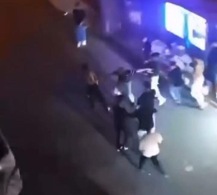 Bursa’da henüz bilinmeyen bir sebeple çıkan tartışma kısa sürede kavgaya