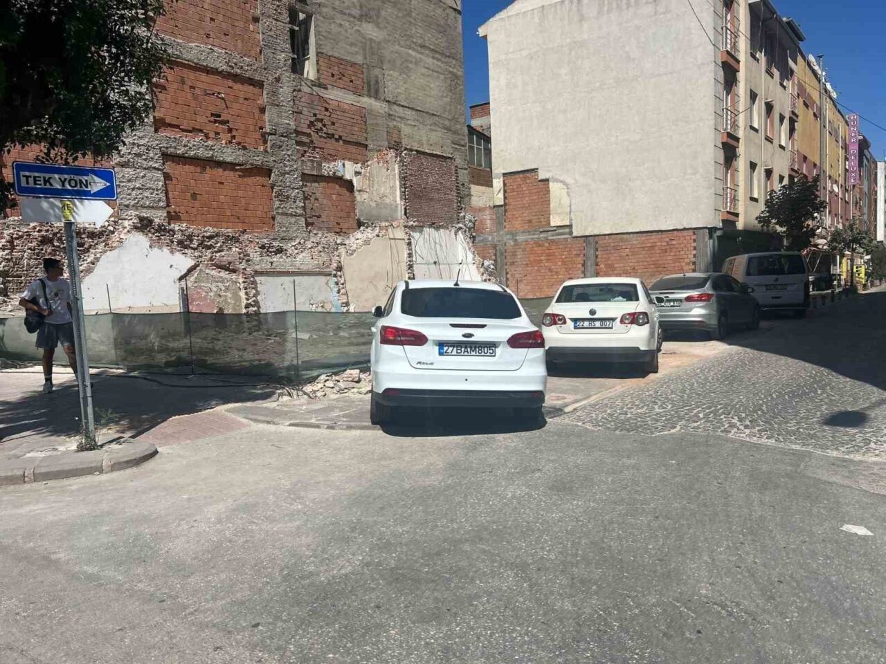 Eskişehir’de birçok sürücü, yeterli park alanlarının bulunmaması veya pahalı olması