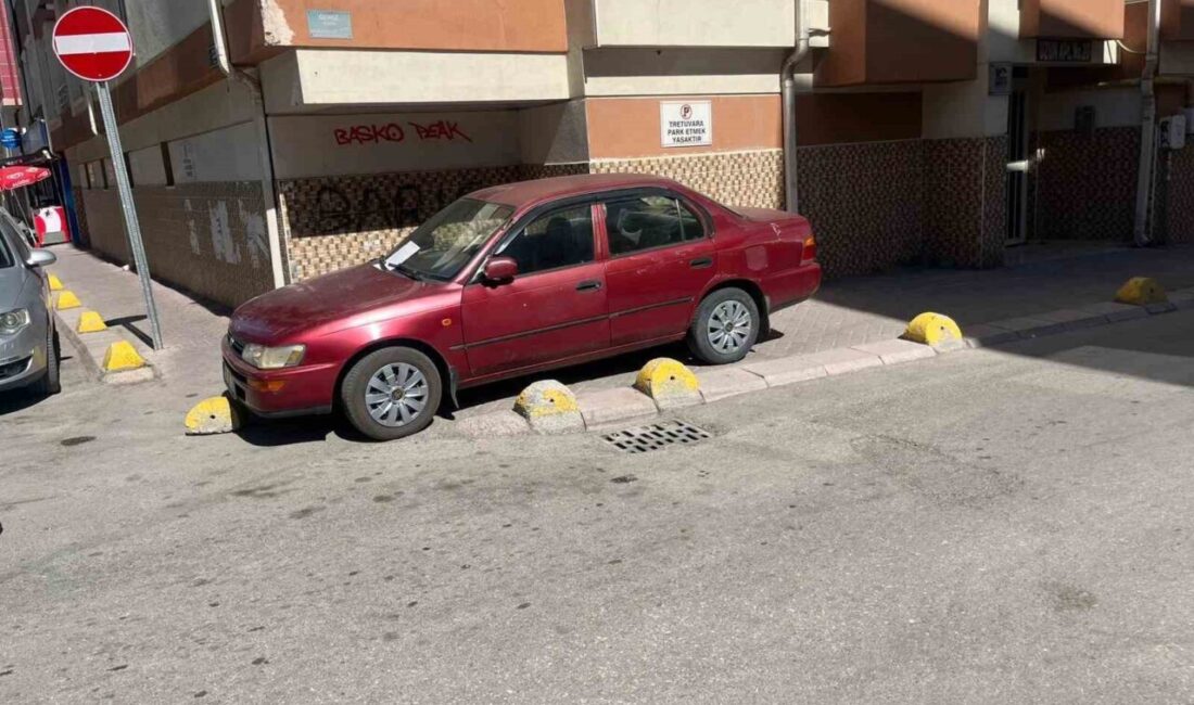 Eskişehir’de bir apartman yöneticisi, kaldırıma hatalı park eden aracın camine