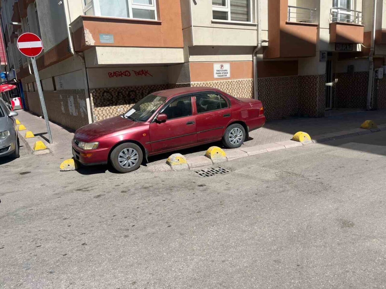 Eskişehir’de bir apartman yöneticisi, kaldırıma hatalı park eden aracın camine