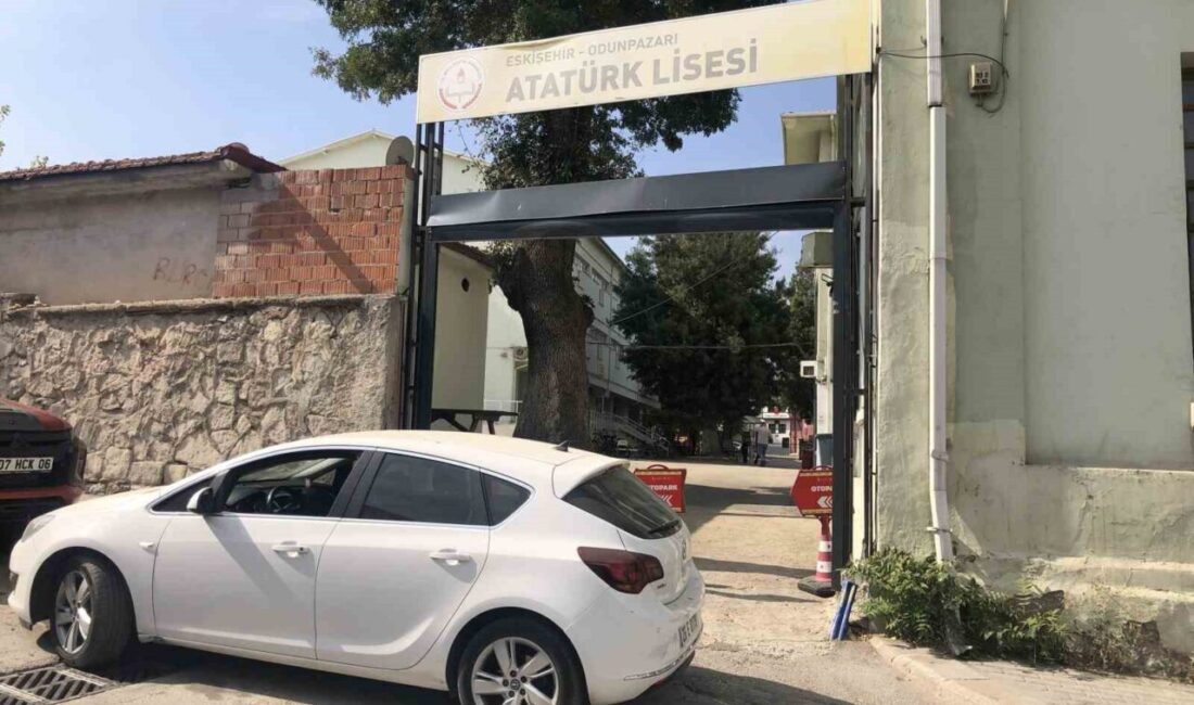 Eskişehir Atatürk Lisesi’nin kepenkli kapısı, bir kamyon kasasının takılması sebebiyle