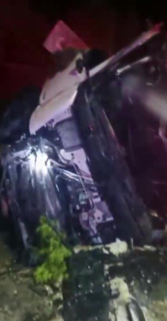 Adana’nın Karaisalı ilçesinde kamyon şarampole devrildi, sürücünün eşi hayatını kaybetti.