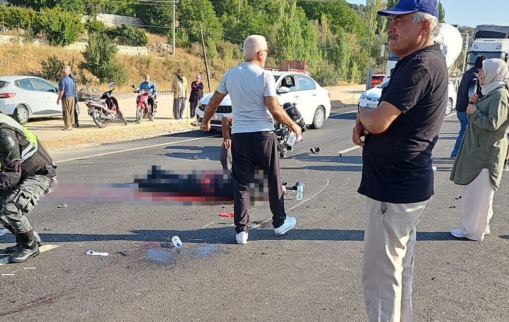 Antalya’nın Korkuteli ilçesinde sabah saatlerinde meydana gelen kazada, motosikletiyle kamyonete