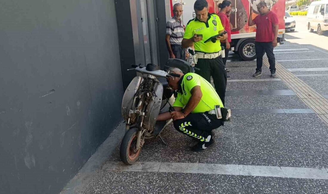 Antalya’nın Manavgat ilçesinde malzeme indirmek için yolun sağına yanaşan kamyonetin