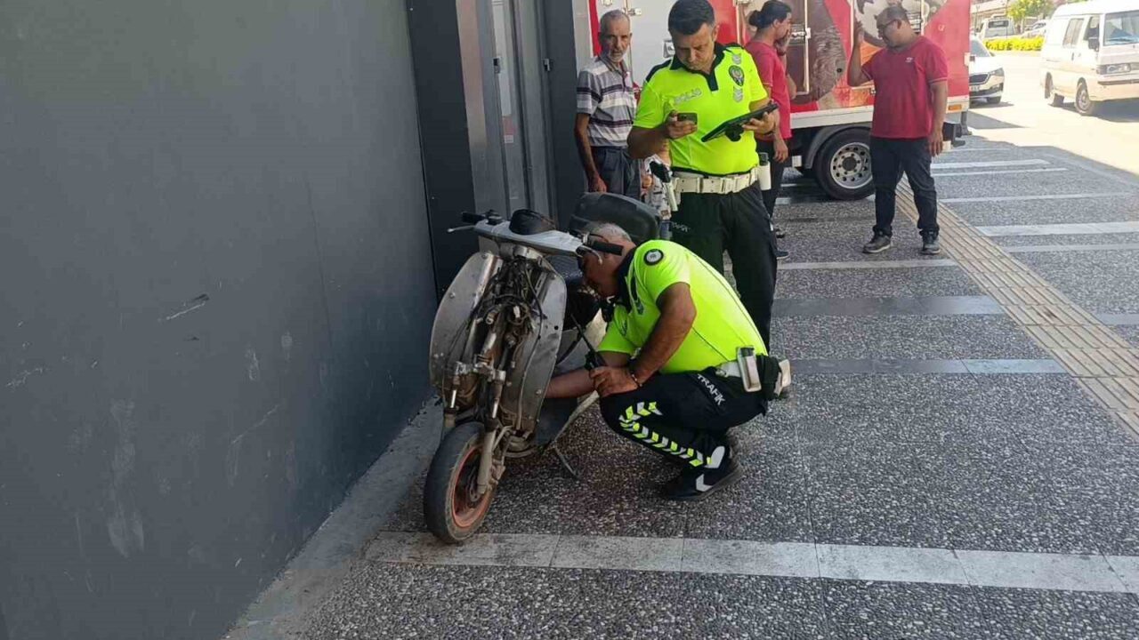 Antalya’nın Manavgat ilçesinde malzeme indirmek için yolun sağına yanaşan kamyonetin