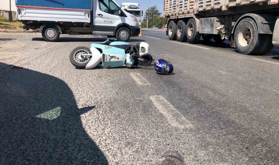 Eskişehir’de kamyonetle çarpışmamak için manevra yapan motosiklet devrildi, 2 kişi