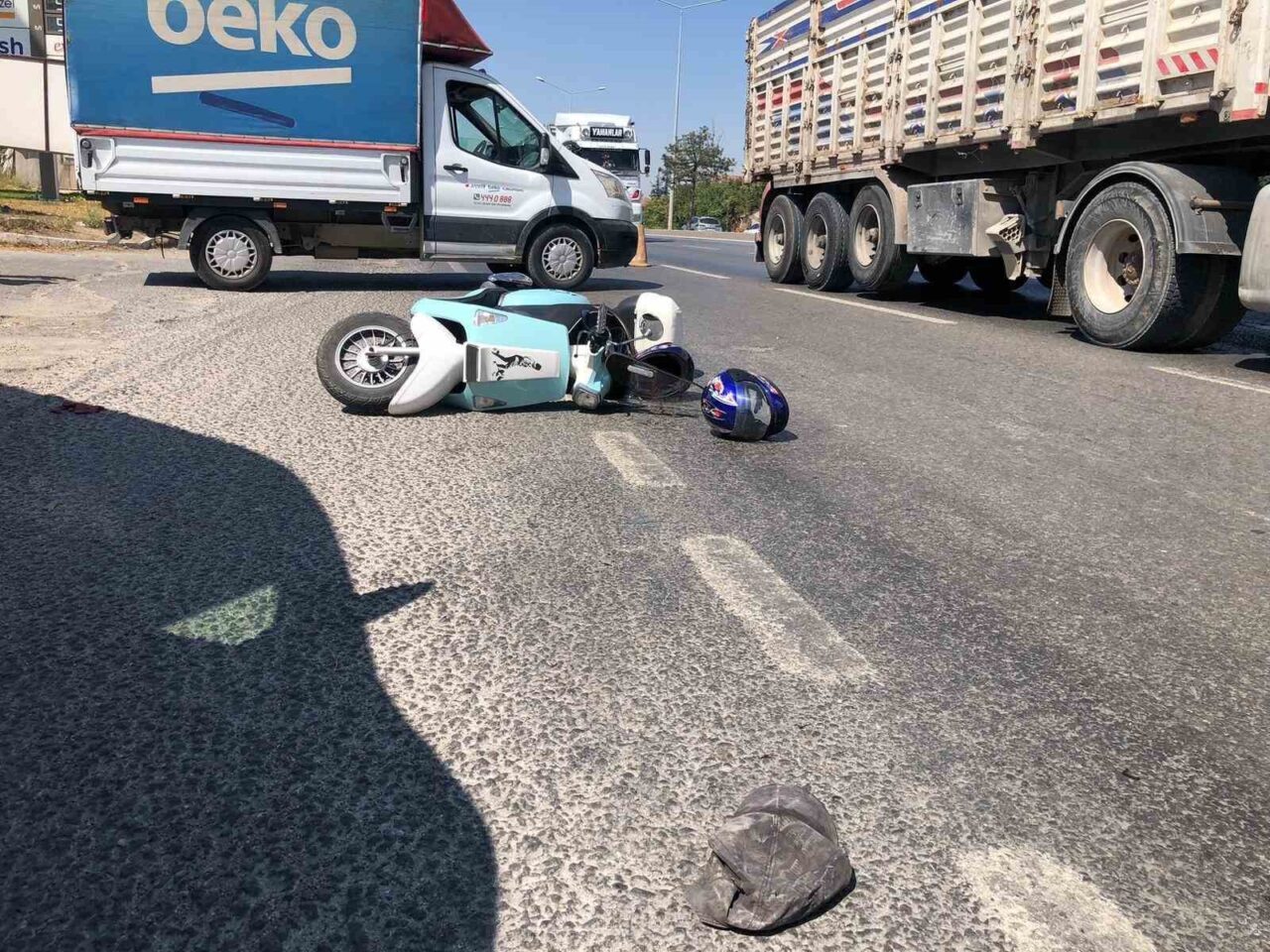 Eskişehir’de kamyonetle çarpışmamak için manevra yapan motosiklet devrildi, 2 kişi