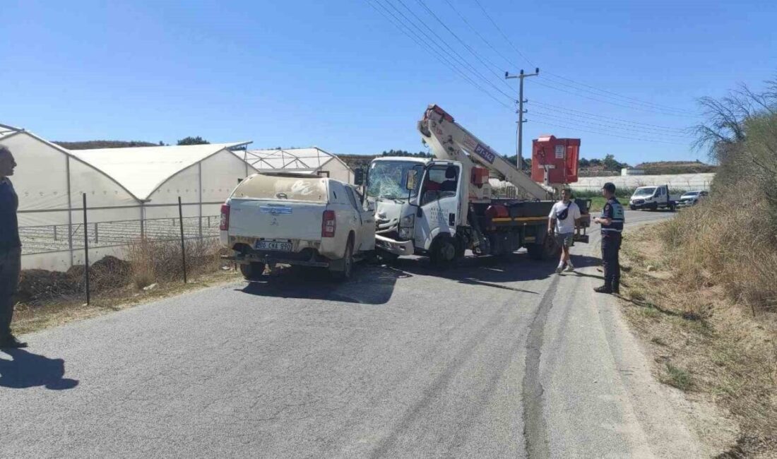 Antalya’nın Manavgat ilçesinde kamyon ile otomobilin kafa kafaya çarpışması sonucu