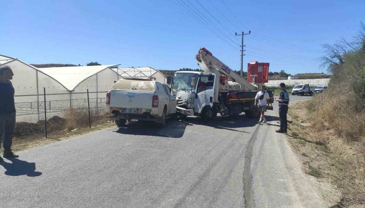 Antalya’nın Manavgat ilçesinde kamyon ile otomobilin kafa kafaya çarpışması sonucu