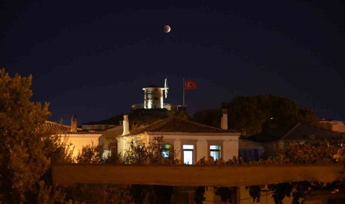 Balıkesir’in Ayvalık ilçesinde “Kanlı Ay” tutulması Cunda (Alibey) Adası’nda görüntülendi.