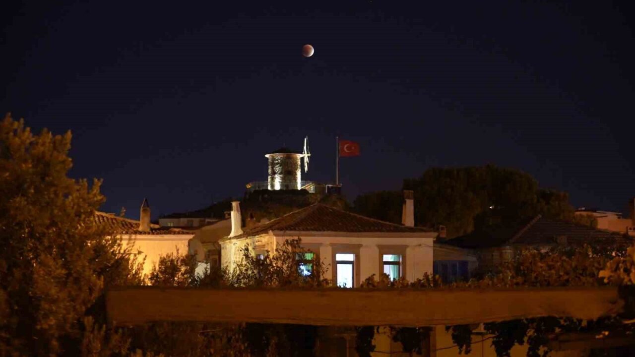 Balıkesir’in Ayvalık ilçesinde “Kanlı Ay” tutulması Cunda (Alibey) Adası’nda görüntülendi.