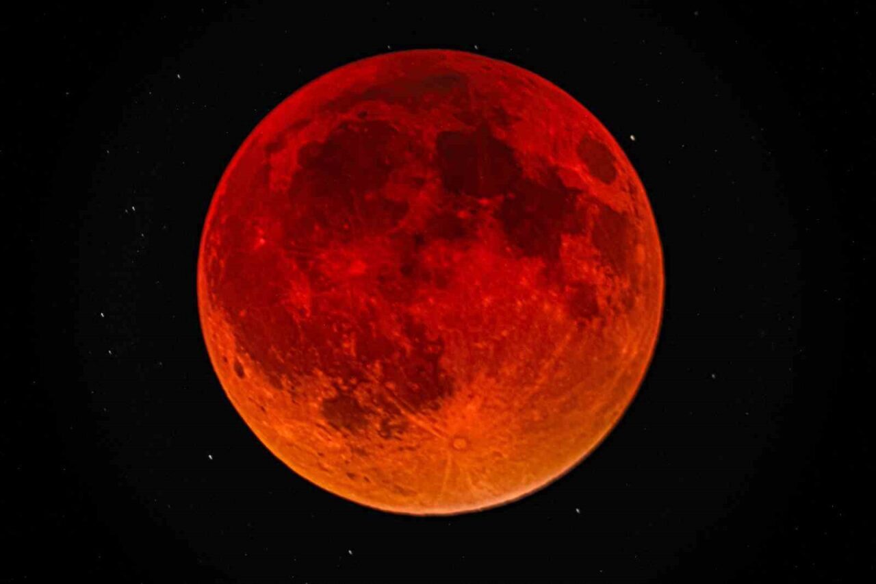 Tüm dünyanın ilgiyle takip ettiği tam ay tutulması, halk arasında