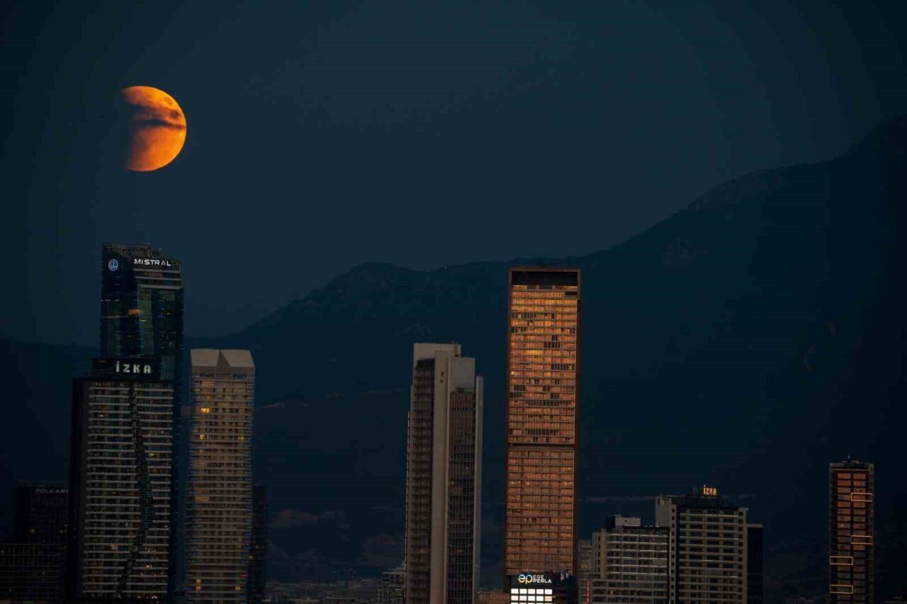 7 Eylül 2025 pazar akşamı meydana gelen tam ay tutulması,