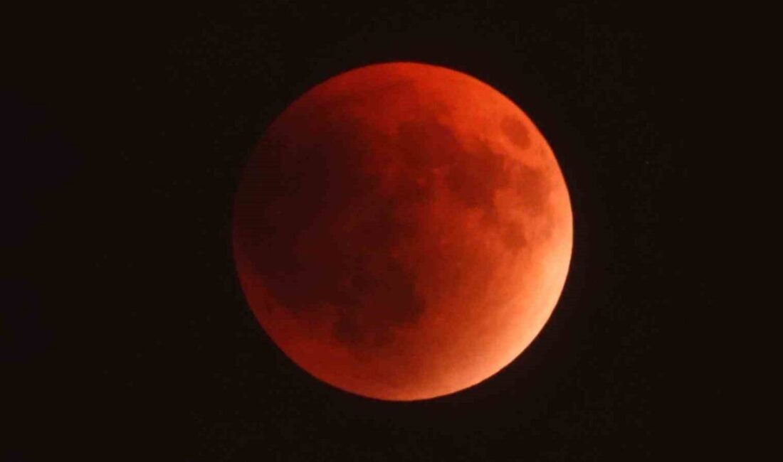 Halk arasında kırmızı renginden dolayı ’kanlı ay’ olarak da bilinen