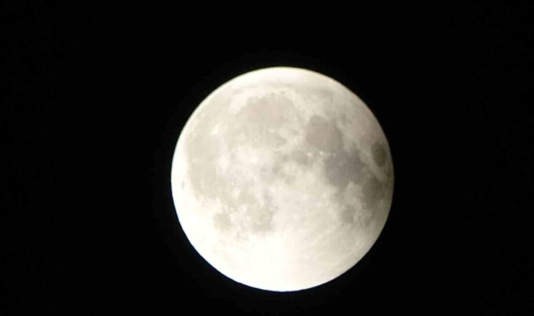 Van’da “Kanlı Ay” tutulması gökyüzü meraklılarına görsel şölen sundu. Tutulma,