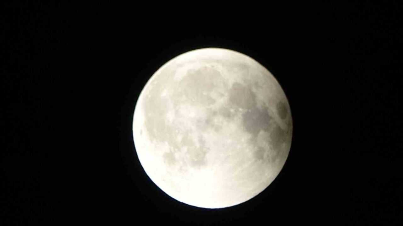 Van’da “Kanlı Ay” tutulması gökyüzü meraklılarına görsel şölen sundu. Tutulma,