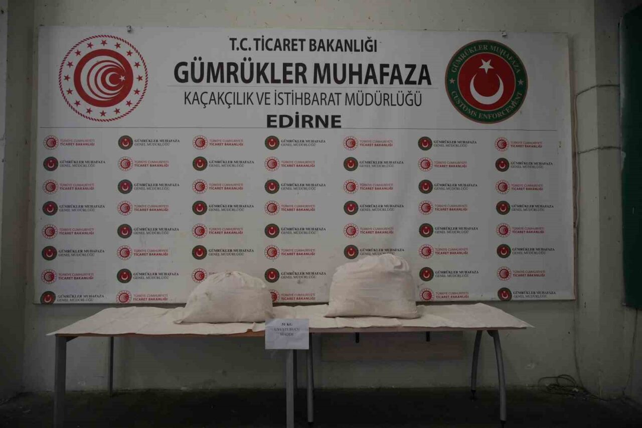 Edirne Kapıkule Gümrük Kapısı’nda düzenlenen operasyonda, tır aracının farklı bölmelerine