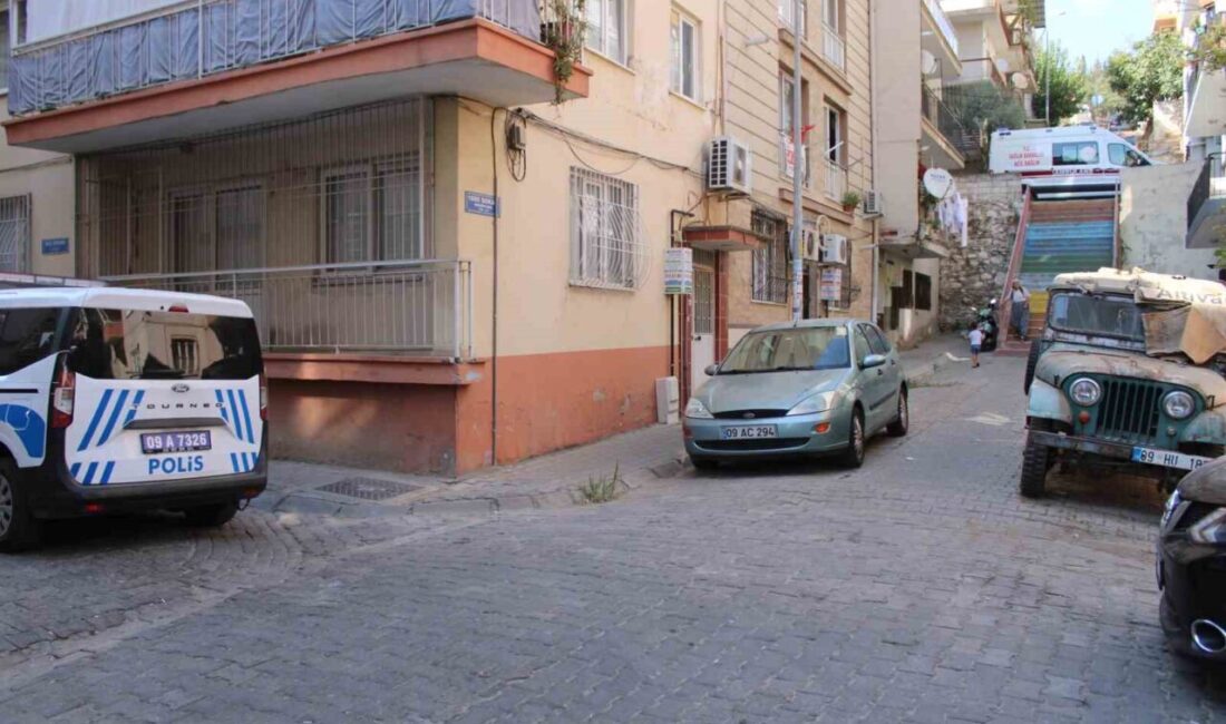 Aydın’ın Efeler ilçesinde bir apartmanda kapının önüne koyulan çöpün kokusunu,