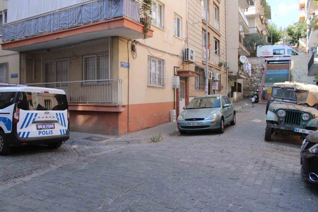 Aydın’ın Efeler ilçesinde bir apartmanda kapının önüne koyulan çöpün kokusunu,