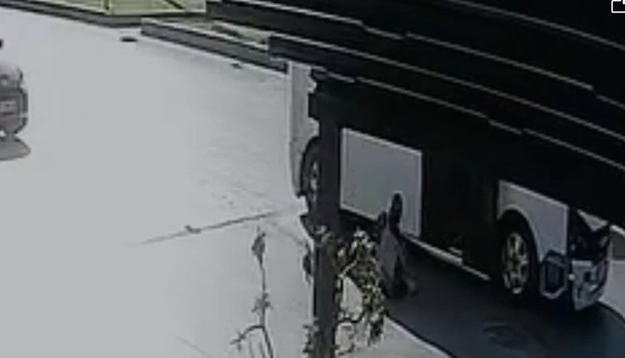 Mersin’de minibüse binen öğrenci, araç kapısı açık hareket edince düştü.