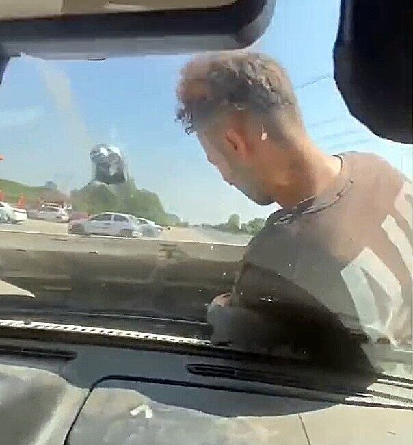 Düzce(İHA) – Düzce’de geçtiğimiz hafta yaşanan olayda otomobilin ön kaputuna