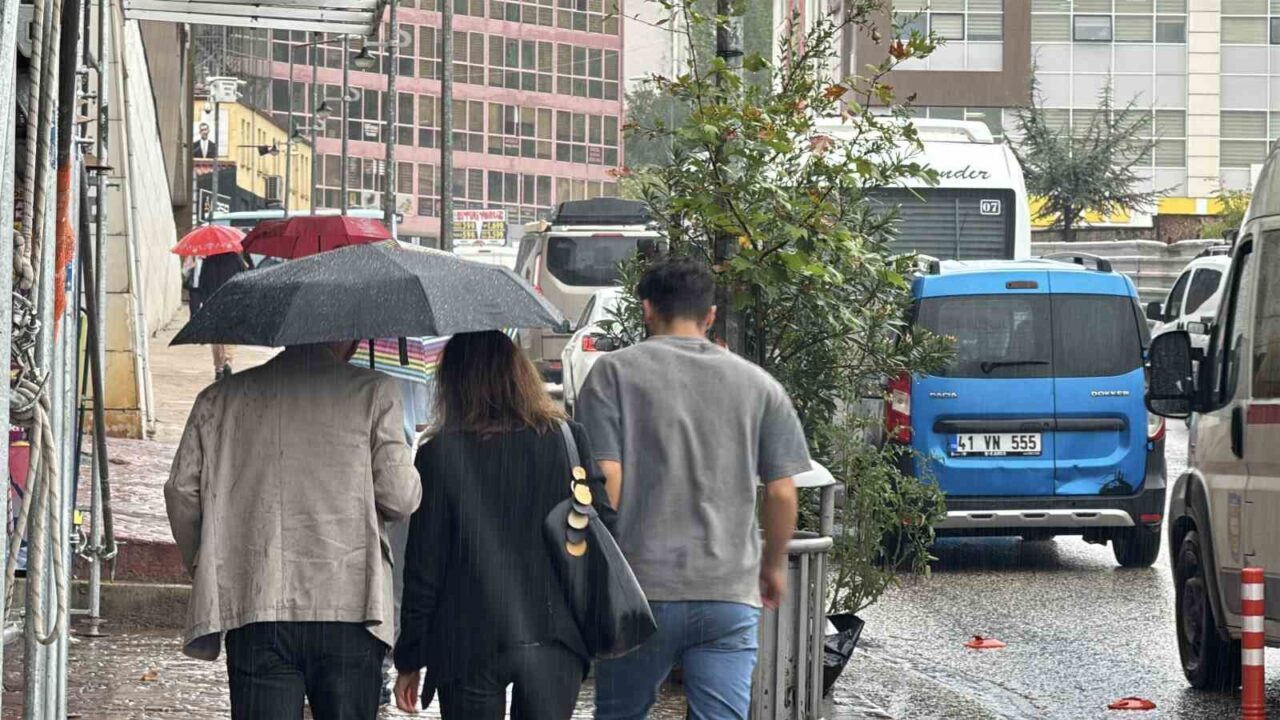 Karabük’te yaklaşık 3,5 ay sonra etkili olan sağanak yağmur, kentte