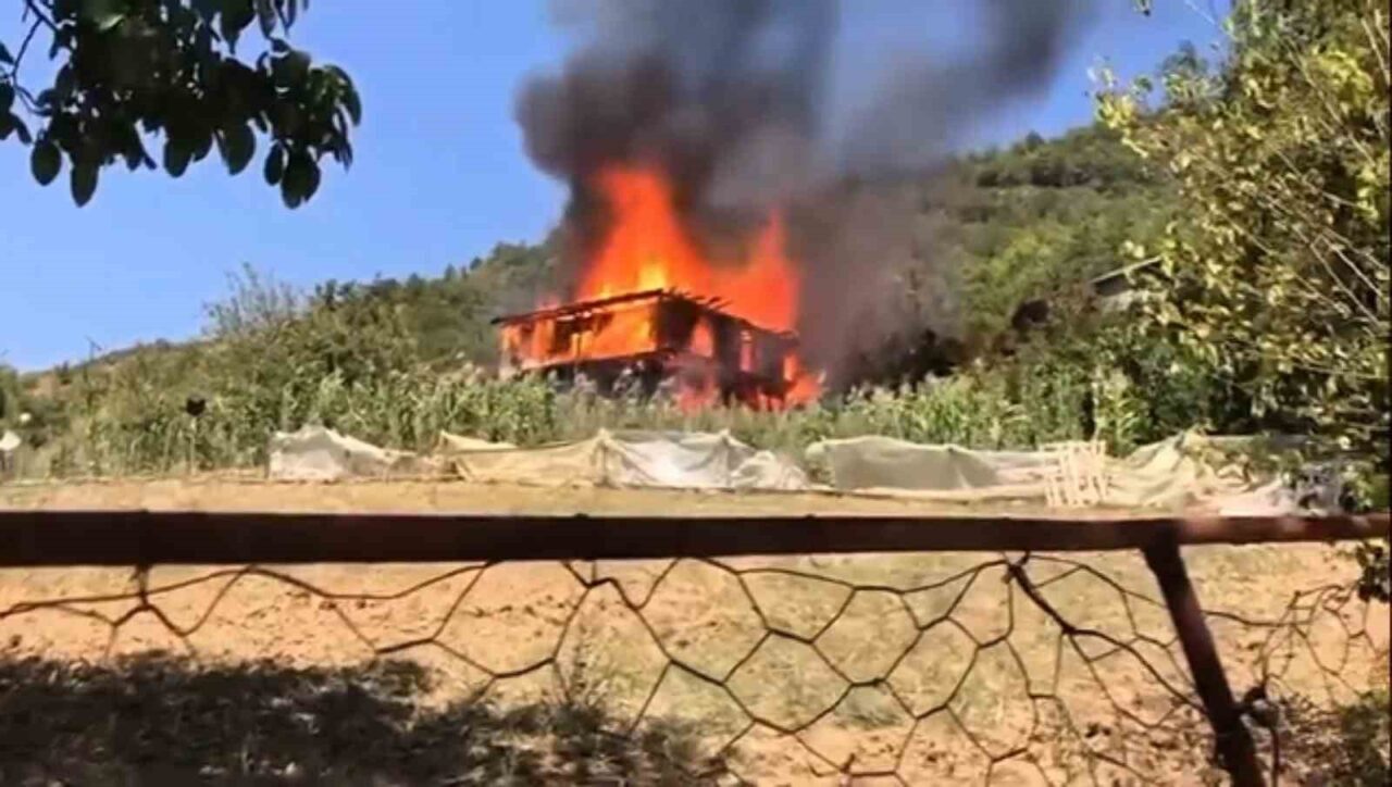 Karabük’ün Safranbolu ilçesinde ahşap evde çıkıp ormanlık alana sıçrayan yangına