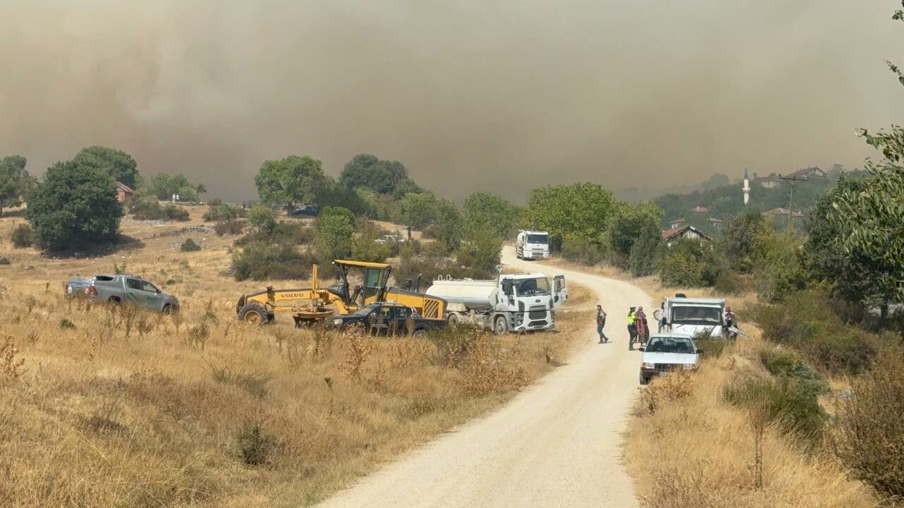 Karabük’te ormanlık alanda çıkan yangın, rüzgarın etkisiyle Kastamonu’nun Araç ilçesine